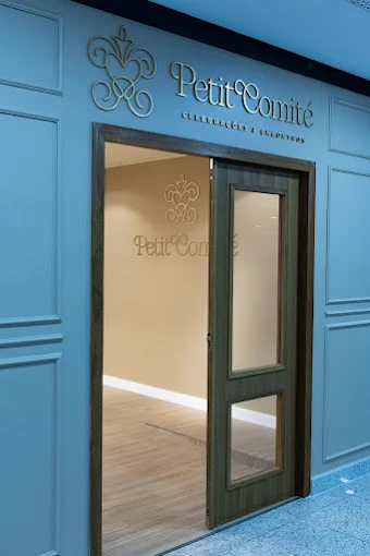 Fachada de entrada do Petit Comité no Venâncio Shopping